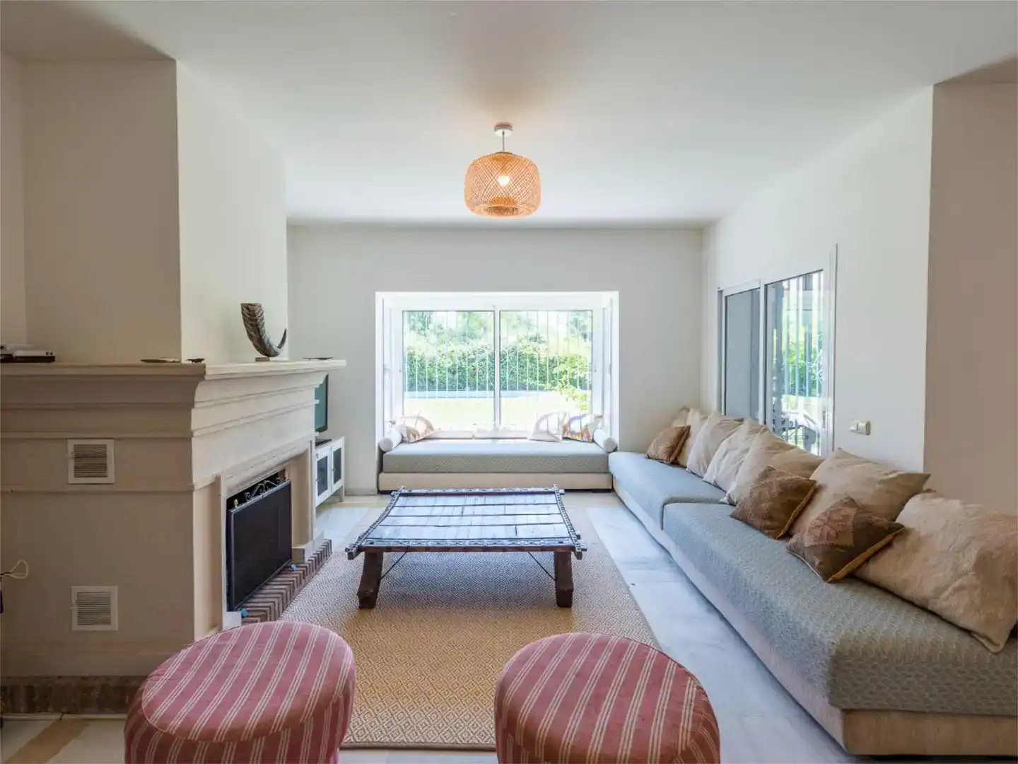 Wohnzimmer von Wohnung zur Miete in Estepona mit Klimaanlage, Schwimmbad und Balkon