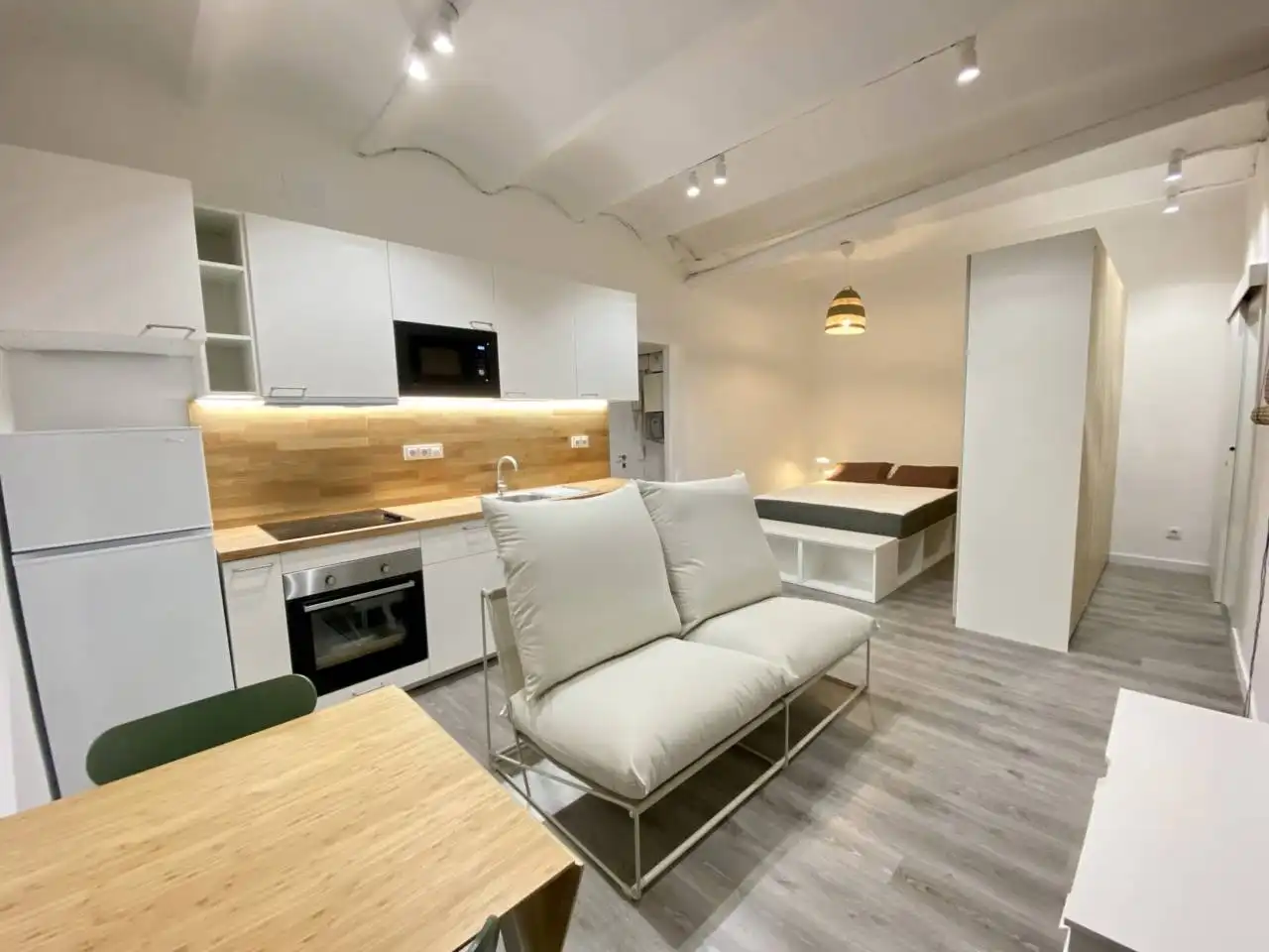 Cuina de Apartament en venda en Barcelona amb Aire condicionat, Parquet i Moblat
