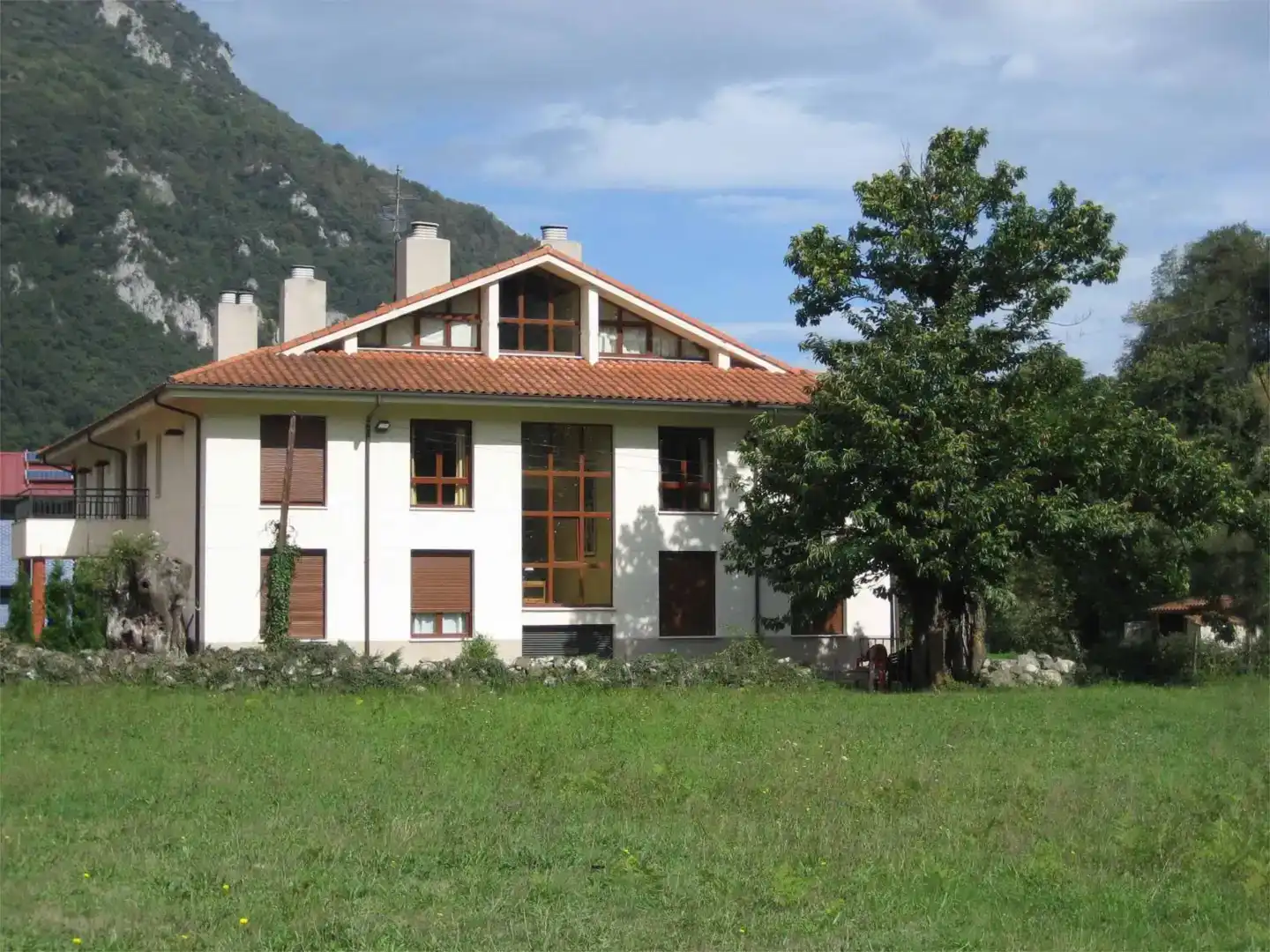 Vista exterior de Finca rústica en venda en Santo Adriano amb Moblat