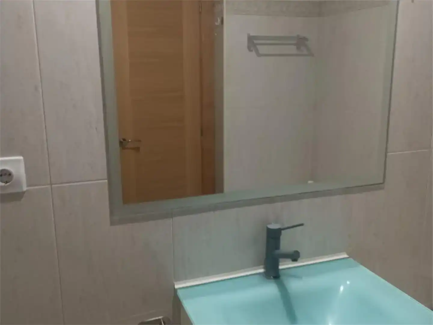 Badezimmer von Wohnung zum Verkauf in Gozón mit Balkon