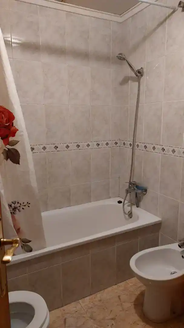 Bathroom of Flat for share in Torrevieja  with Furnished, Washing machine and TV