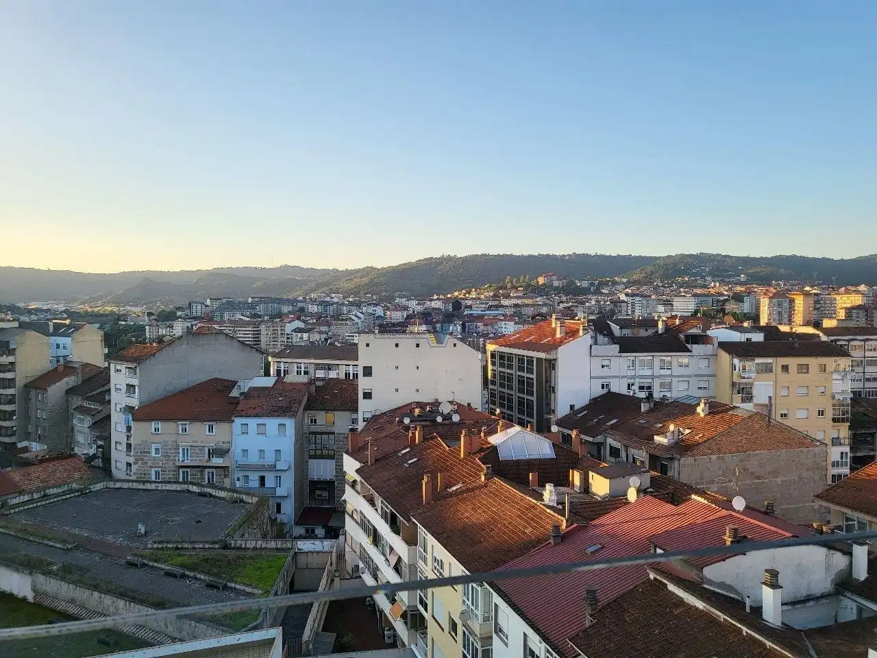 Außenansicht von Maisonette zum Verkauf in Ourense Capital  mit Heizung, Terrasse und Haustechnik