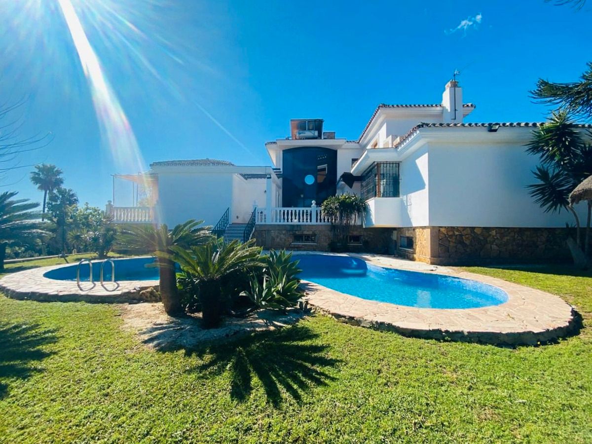 Vista exterior de Casa o xalet en venda en Benalmádena amb Aire condicionat, Jardí privat i Parquet