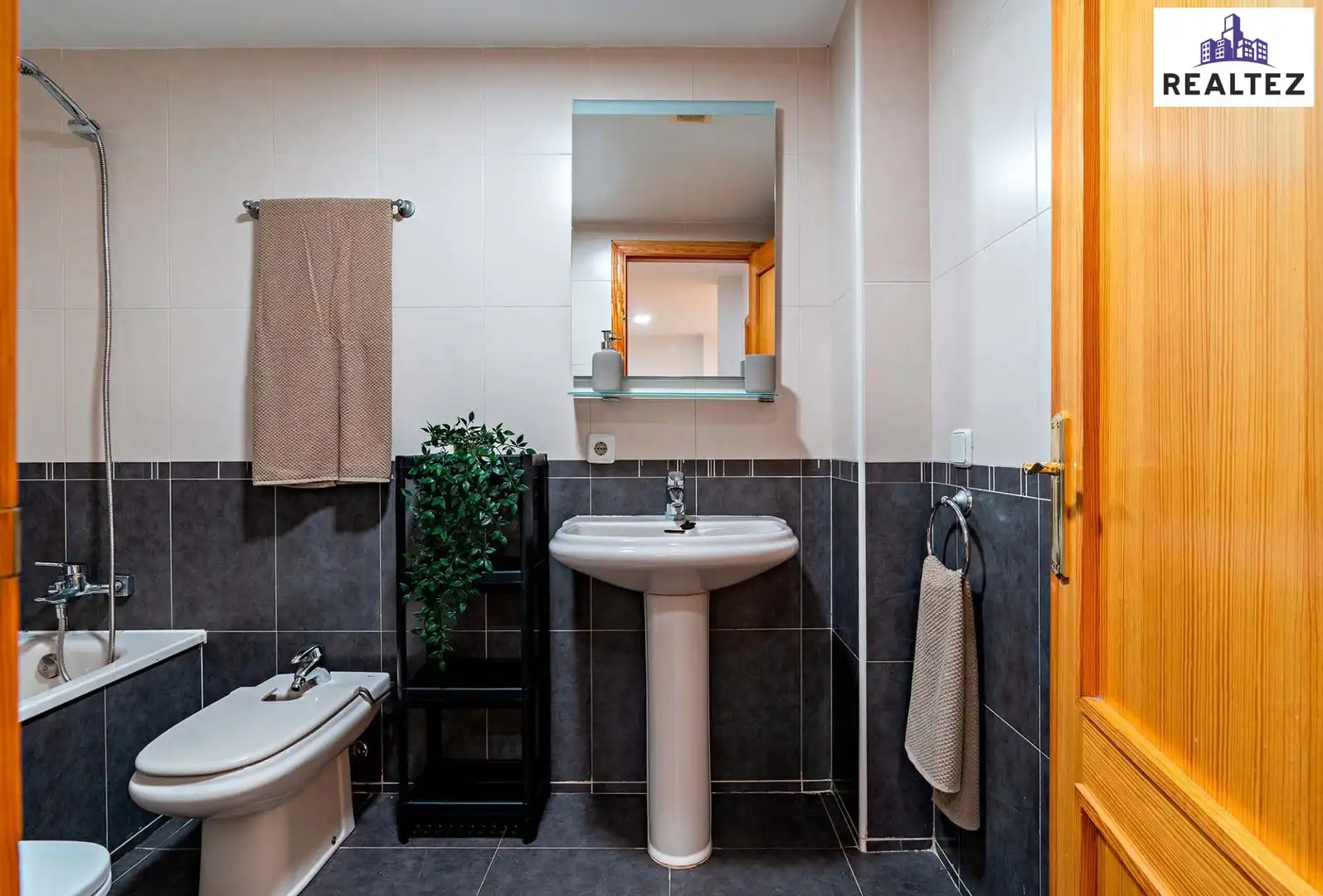 Baño de Piso en venta en Roquetas de Mar con Aire acondicionado, Terraza y Amueblado