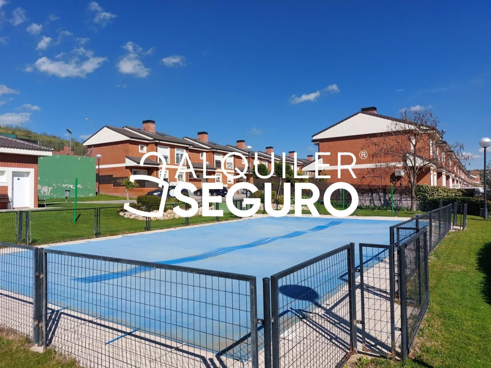 Vista exterior de Casa o xalet de lloguer en El Casar amb Aire condicionat, Calefacció i Piscina