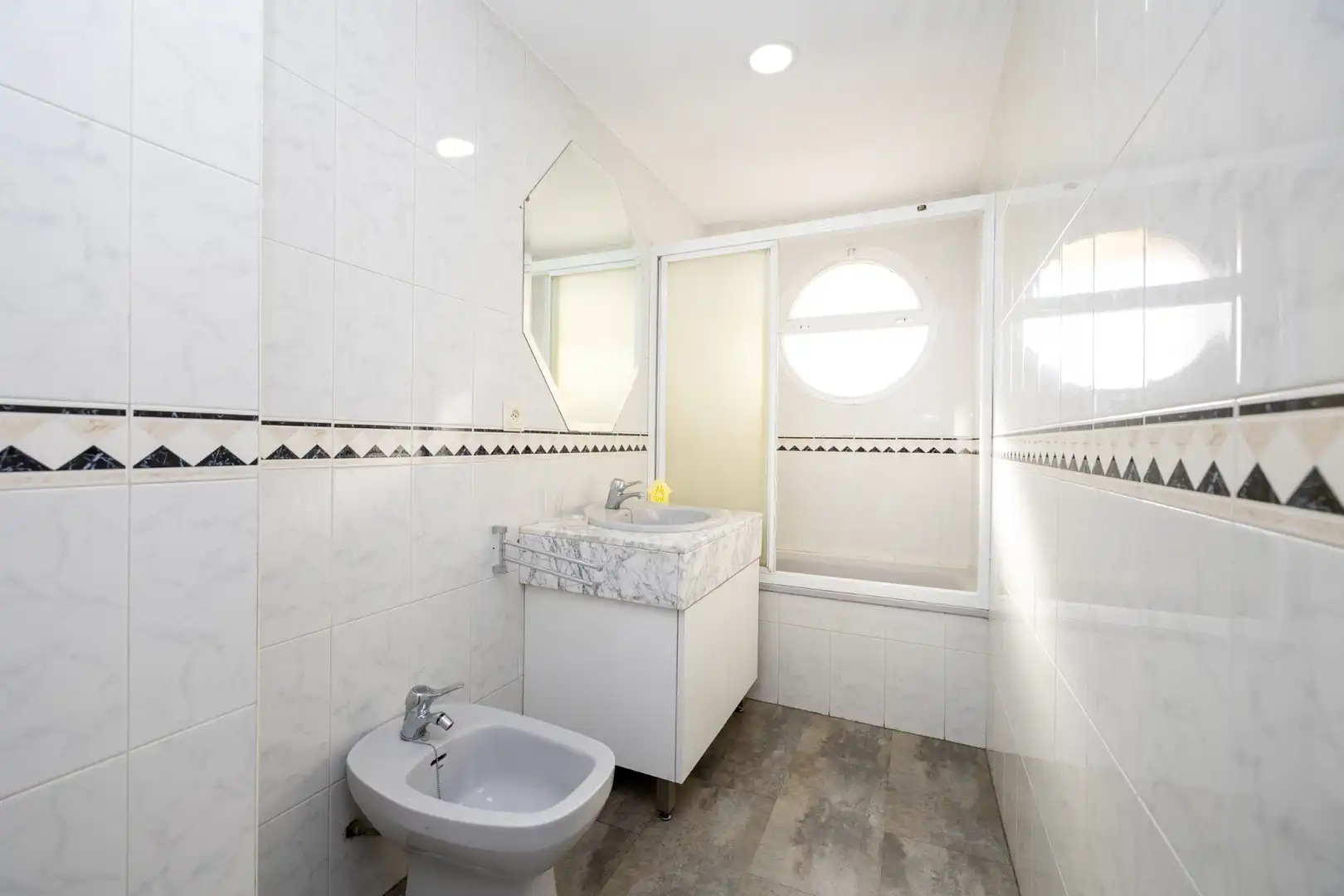 Bathroom of Flat for rent in Granada  with Air Conditioner, Heating and Terrace