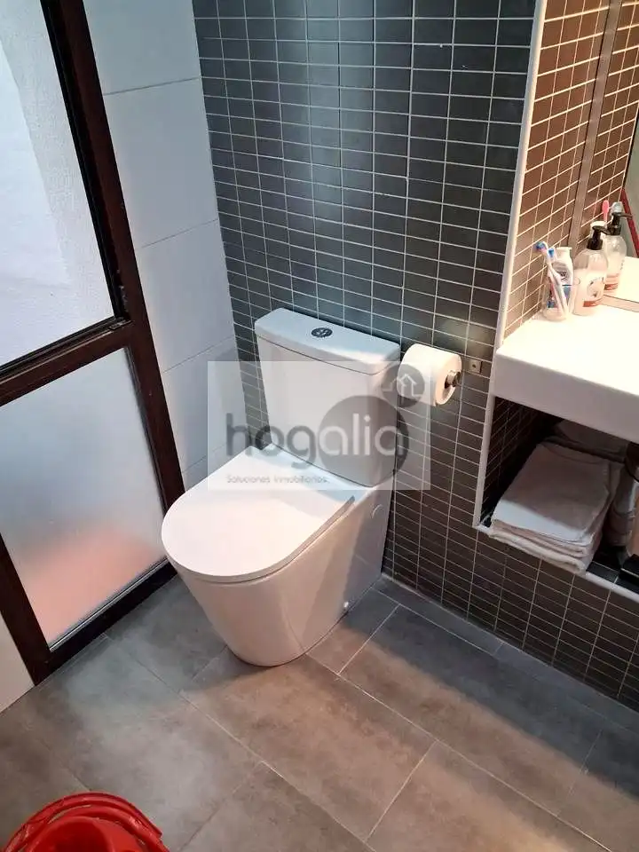 Bany de Estudi de lloguer en Sevilla amb Aire condicionat i Moblat