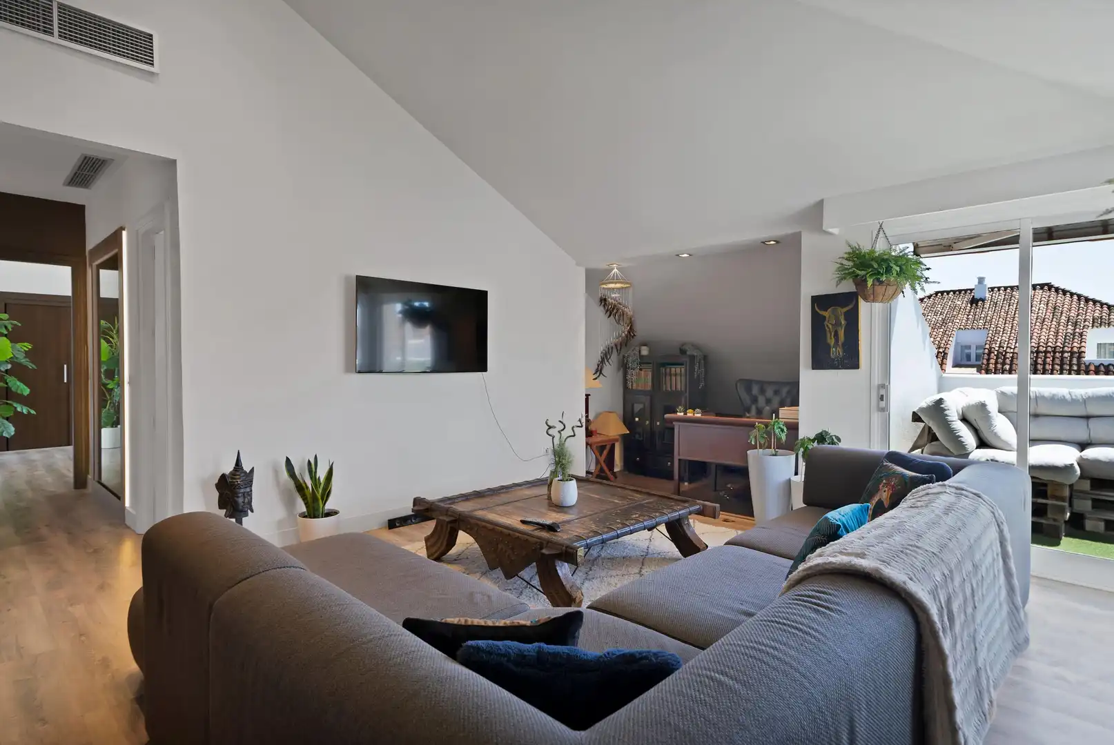 Sala d'estar de Àtic en venda en Marbella amb Jardí privat, Terrassa i Alarma