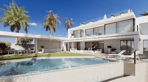 VILLA DE DISEÑO ÚNICO CON PRECIOSAS VISTAS AL MAR Y LA MONTAÑA UBICADA EN LA MILLA DE ORO, MARBELLA