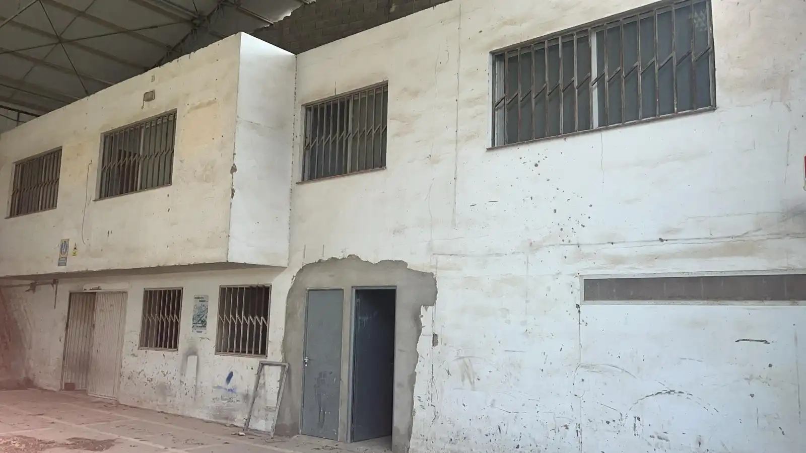 Außenansicht von Fabrikhallen zum Verkauf in Alcañiz