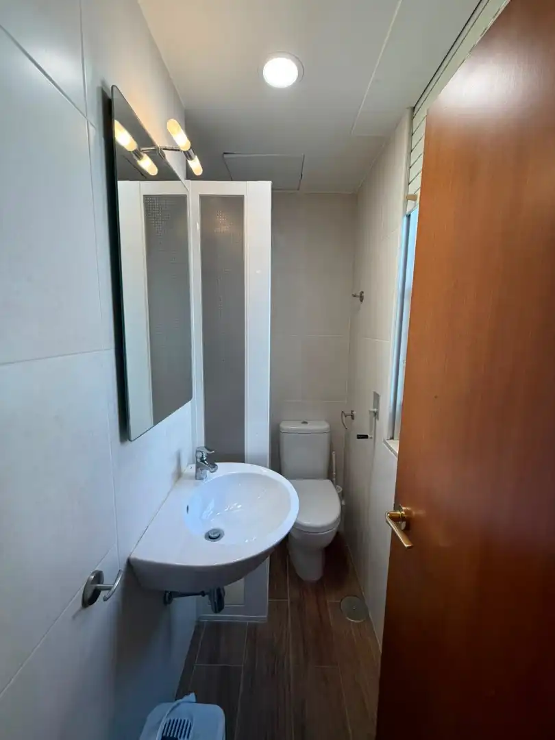 Baño de Ático de alquiler en Ferrol con Calefacción, Parquet y Terraza