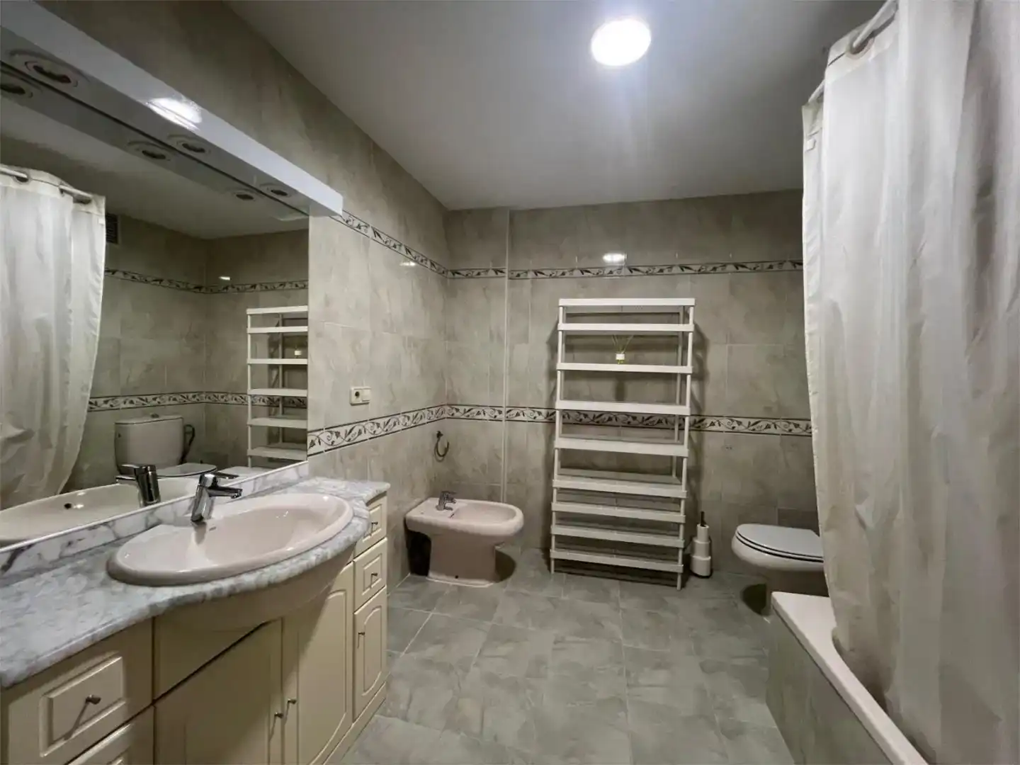 Badezimmer von Wohnung zur Miete in  Valencia Capital mit Klimaanlage und Balkon