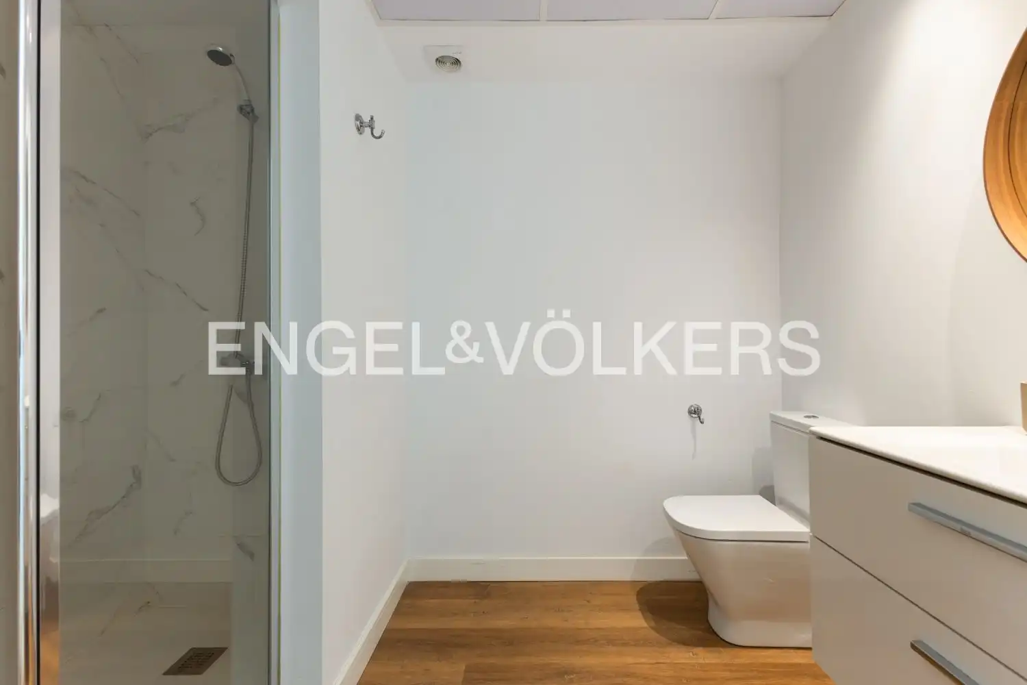 Baño de Piso de alquiler en Valencia con Aire acondicionado, Calefacción y Jardín privado