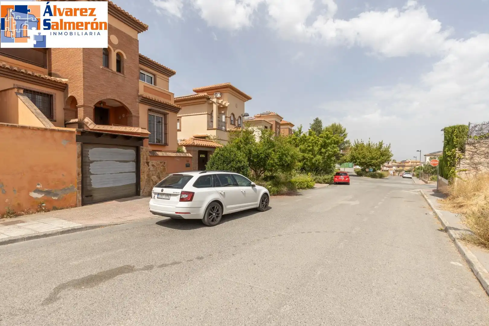 Vista exterior de Casa o xalet en venda en La Zubia amb Calefacció, Jardí privat i Terrassa