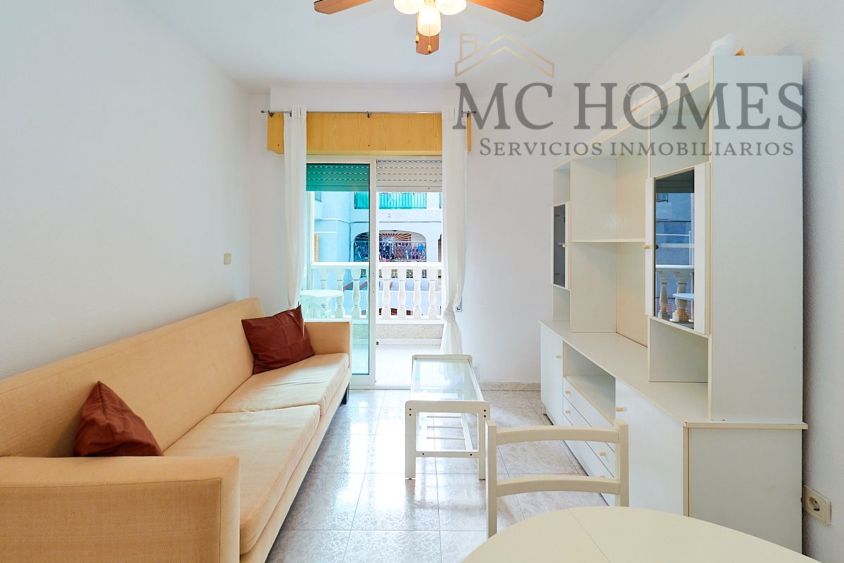 Vista exterior de Piso de alquiler en Torrevieja con Terraza, Amueblado y Balcón