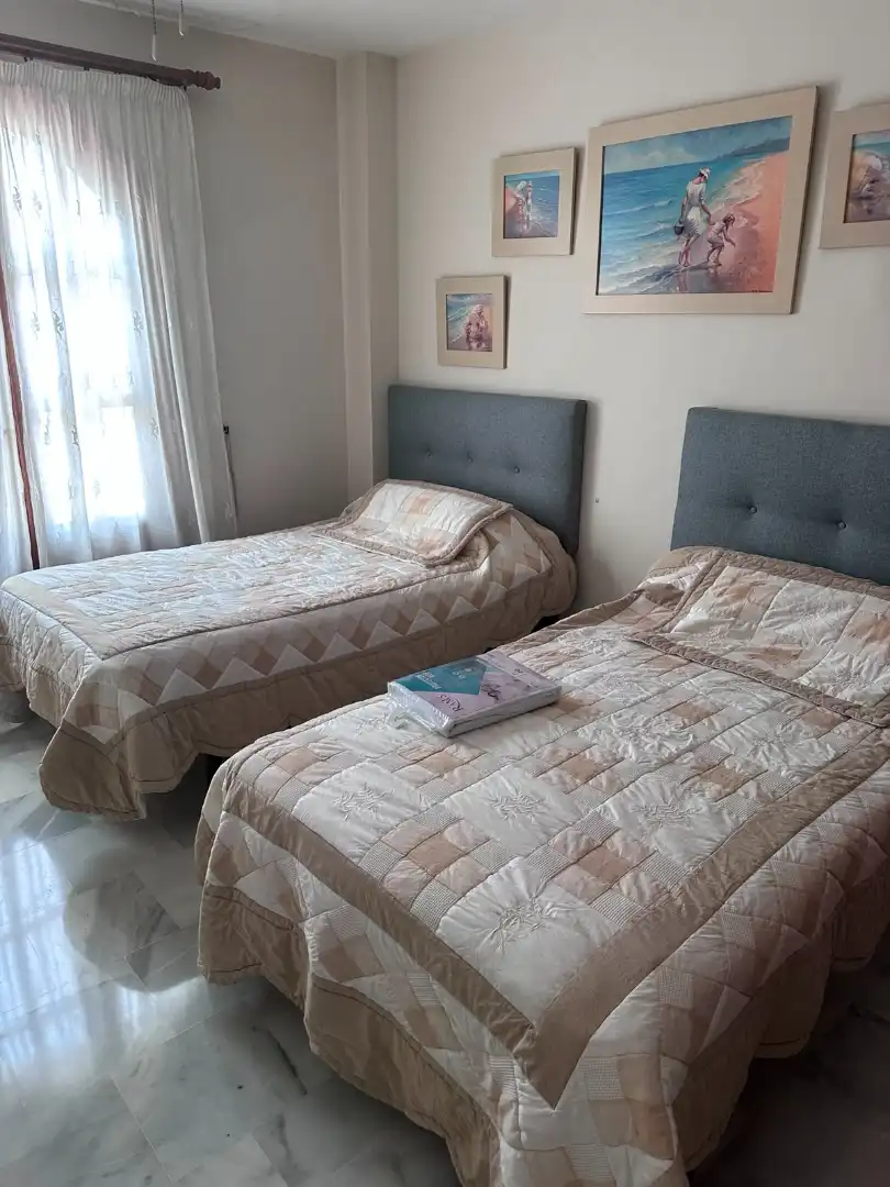 Habitación de Piso de alquiler en Estepona con Aire acondicionado, Terraza y Balcón