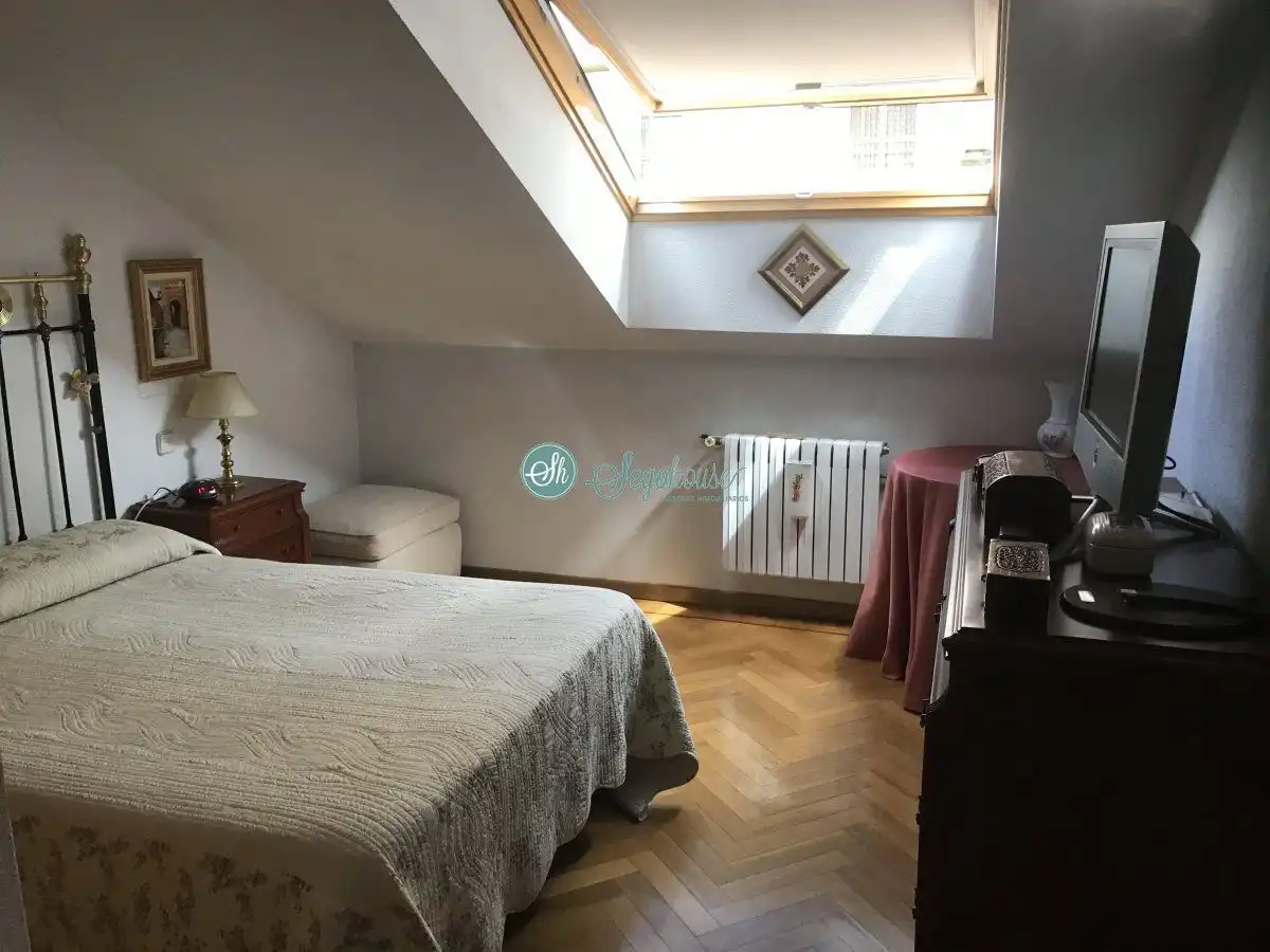 Dormitori de Pis en venda en Segovia amb Calefacció, Parquet i Terrassa