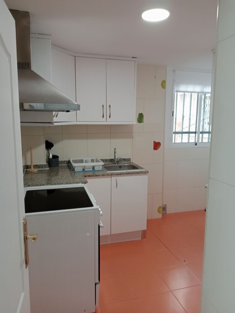 Cuina de Pis de lloguer en  Valencia Capital amb Aire condicionat, Moblat i Forn