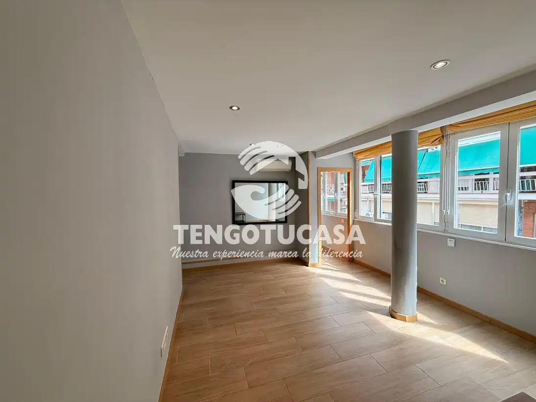Living room of Flat for sale in Madrid  with Air Conditioner, Heating and Furnished
