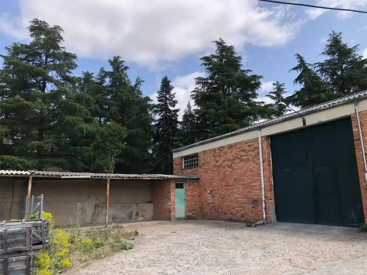 Außenansicht von Fabrikhallen zur Miete in Segovia