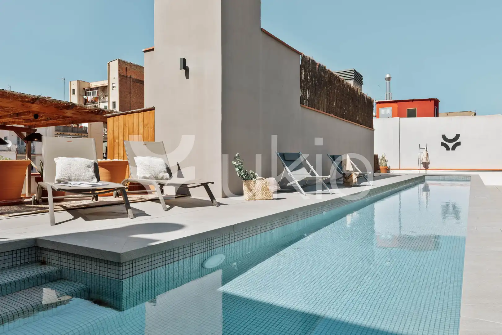 Piscina de Apartament de lloguer en Barcelona amb Aire condicionat, Calefacció i Moblat