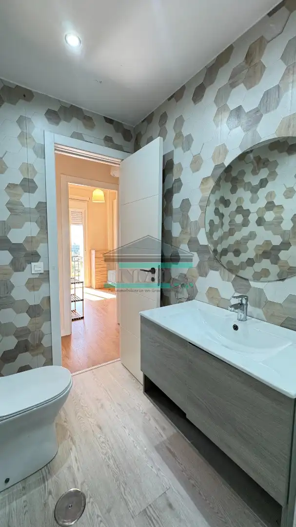Bathroom of Flat for rent in Granada  with Air Conditioner, Heating and Terrace