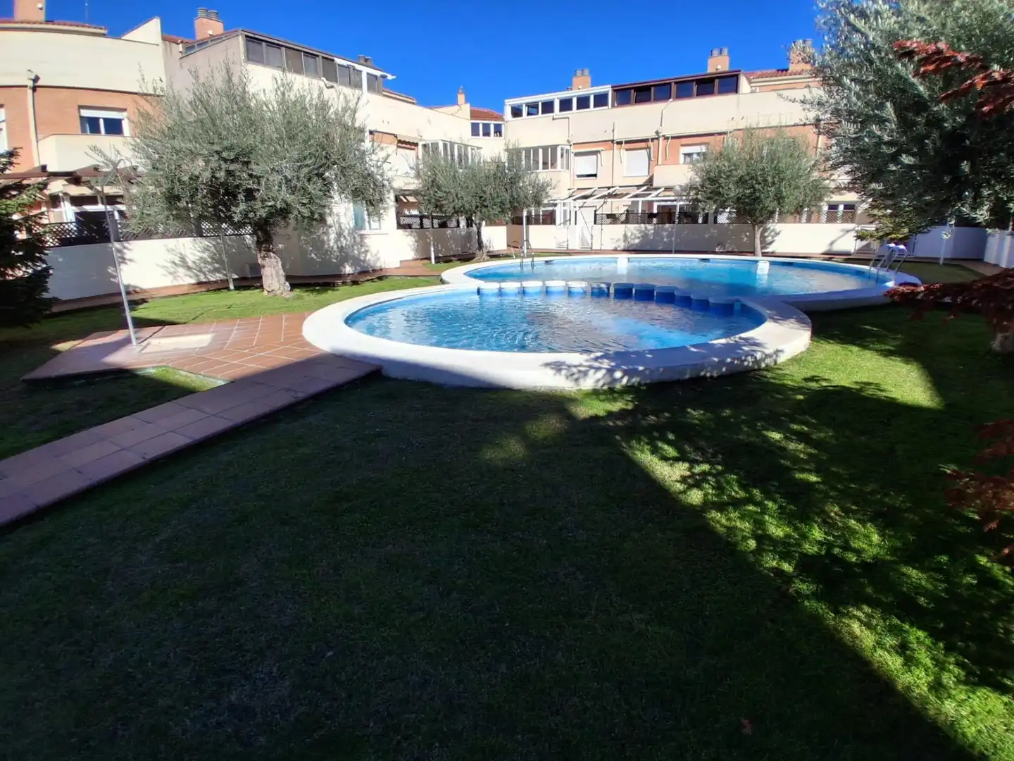 Piscina de Casa adosada en venta en Albacete con Aire acondicionado, Calefacción y Jardín privado
