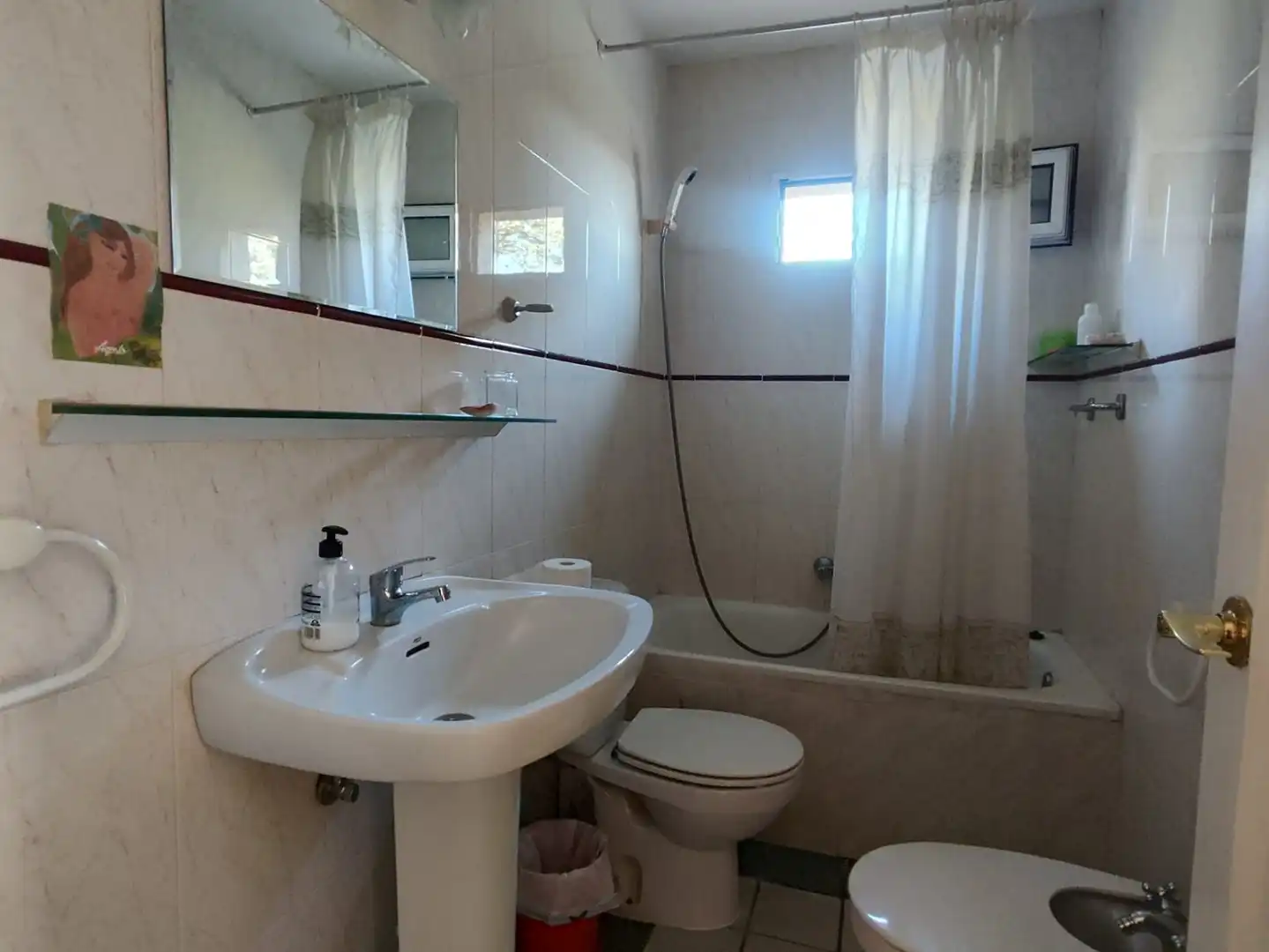 Bany de Casa o xalet en venda en Sevilla la Nueva amb Calefacció, Jardí privat i Terrassa