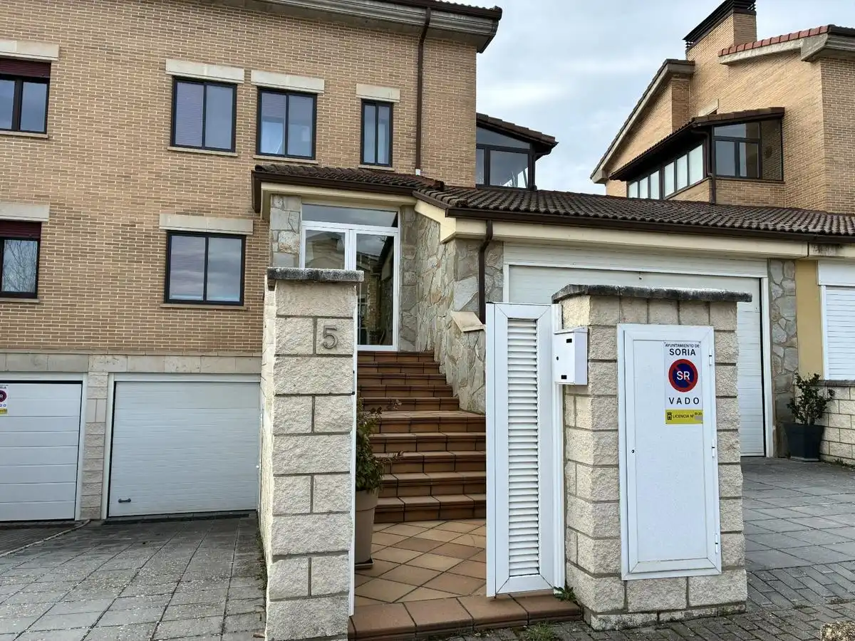 Außenansicht von Einfamilien-Reihenhaus zum Verkauf in Soria Capital  mit Heizung, Privatgarten und Terrasse