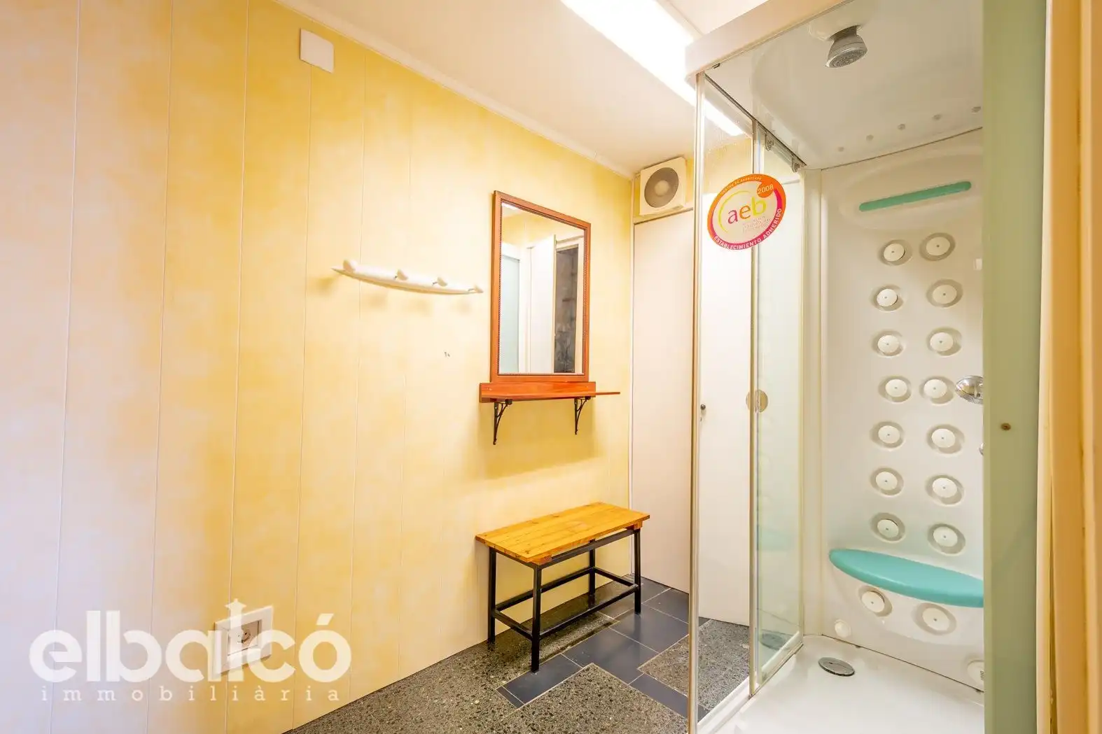 Badezimmer von Geschaftsraum zum Verkauf in Tarragona mit Klimaanlage