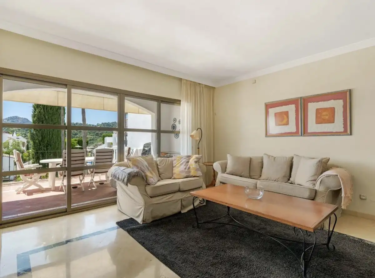 Sala de estar de Casa adosada en venta en Benahavís con Terraza y Piscina comunitaria