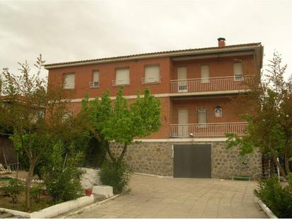 Vista exterior de Casa o xalet en venda en Olías del Rey amb Jardí privat, Terrassa i Piscina