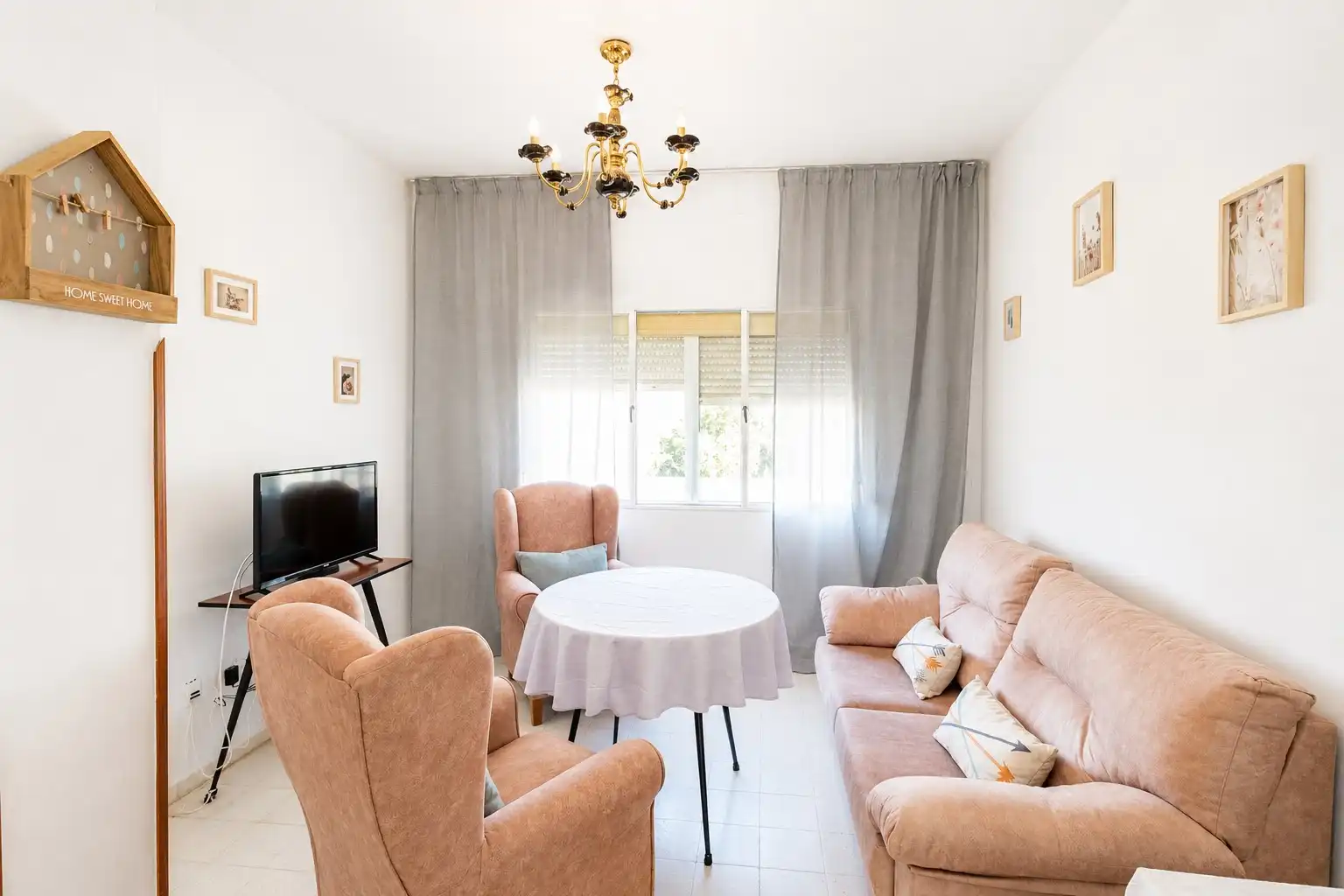 Sala d'estar de Casa adosada en venda en Chipiona amb Terrassa