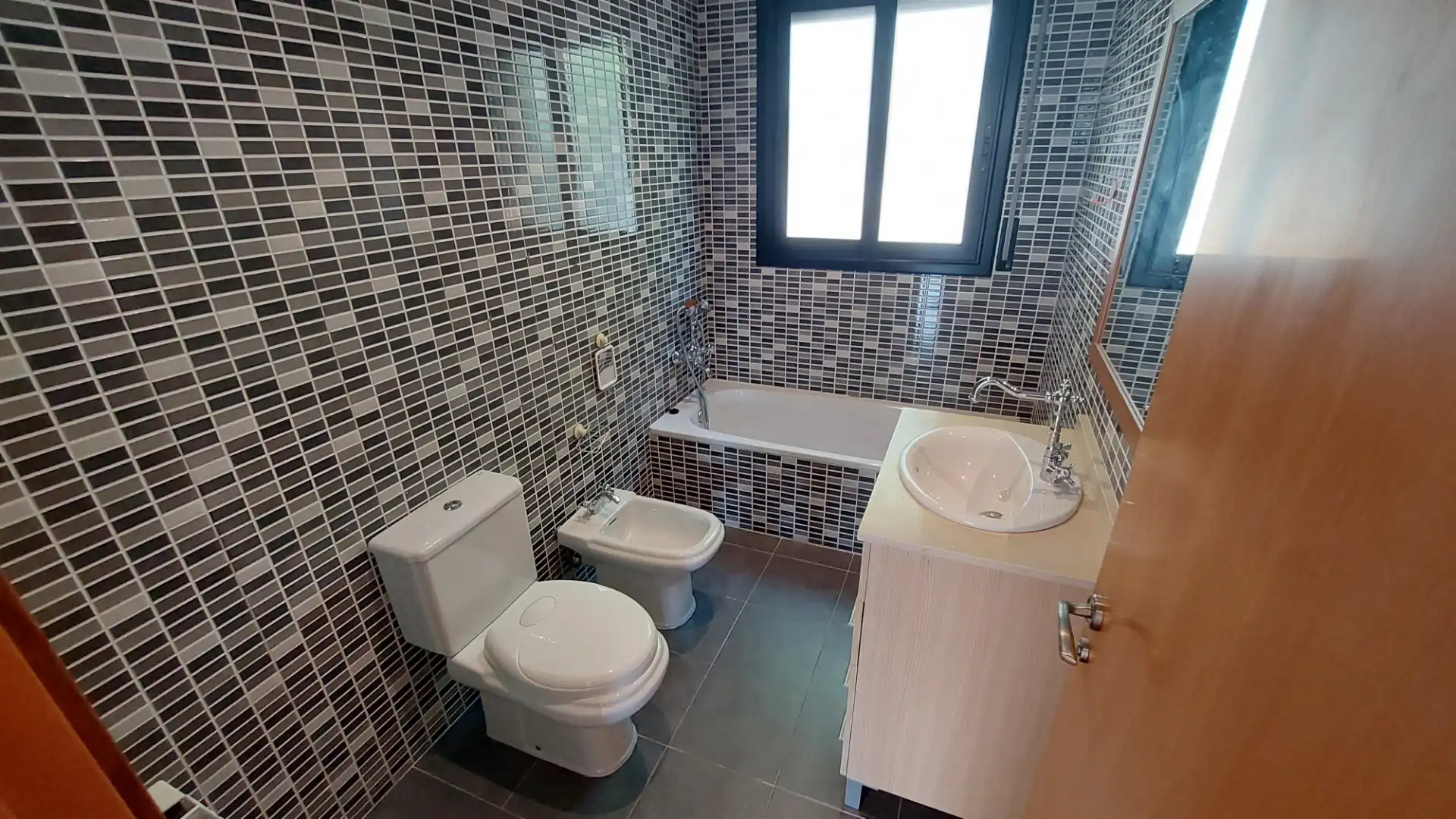 Baño de Casa adosada en venta en Vilafranca del Penedès con Aire acondicionado, Calefacción y Jardín privado