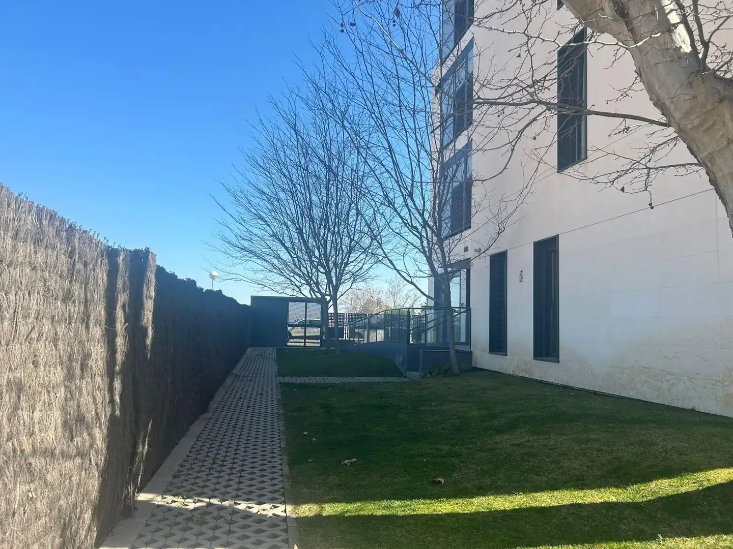 Vista exterior de Apartament de lloguer en Madrid amb Calefacció, Jardí privat i Terrassa