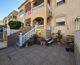 Jardí de Casa o xalet de lloguer en Torrevieja amb Aire condicionat, Terrassa i Piscina