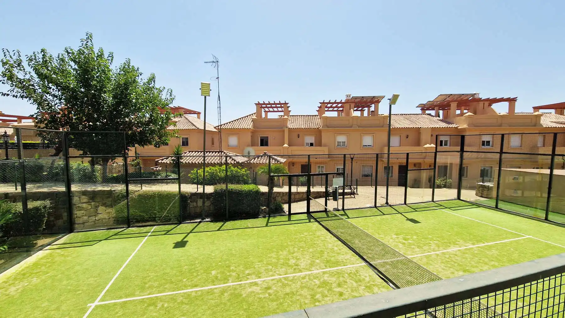 Garten von Einfamilien-Reihenhaus zum Verkauf in Estepona mit Klimaanlage, Privatgarten und Terrasse