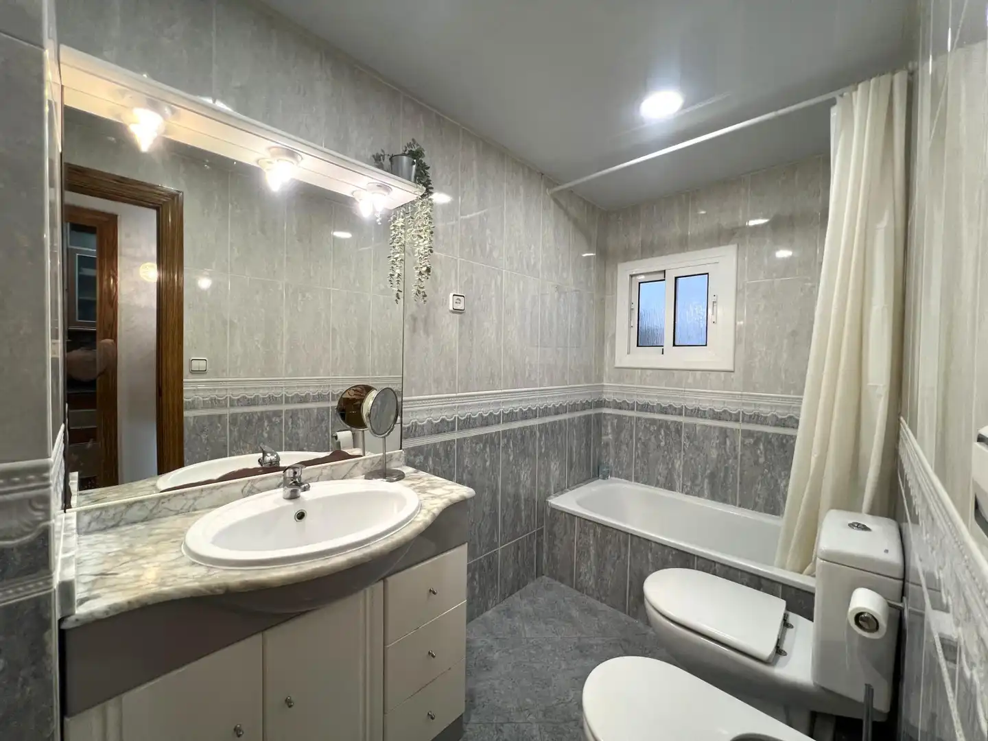 Bathroom of Flat for sale in L'Hospitalet de Llobregat  with Air Conditioner, Heating and Furnished