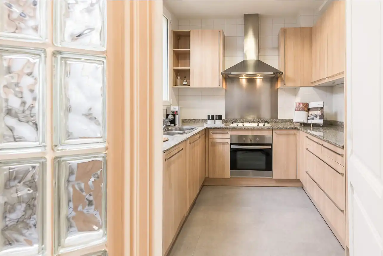 Cocina de Apartamento de alquiler en Barcelona con Aire acondicionado, Calefacción y Jardín privado