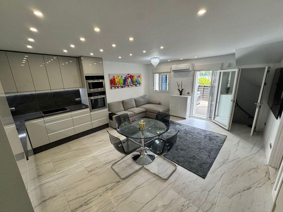 Living room of Single-family semi-detached for sale in Marbella  with Terrace, Alarm and Community pool