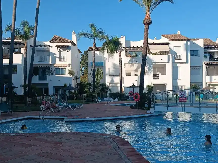 Vista exterior de Pis en venda en Estepona amb Aire condicionat i Piscina