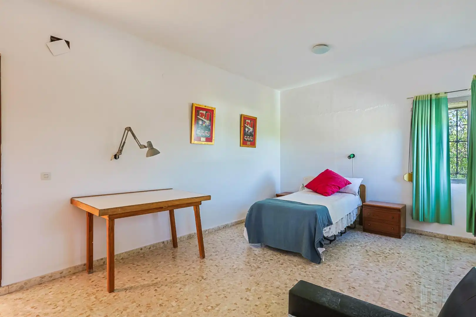 Dormitori de Casa o xalet en venda en Sanlúcar la Mayor amb Aire condicionat i Piscina