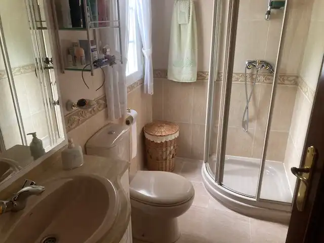 Bany de Casa o xalet en venda en Olías del Rey amb Aire condicionat, Calefacció i Jardí privat