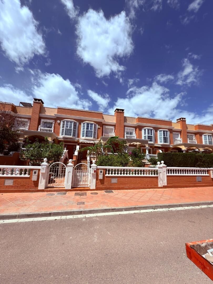 Vista exterior de Dúplex en venda en  Almería Capital