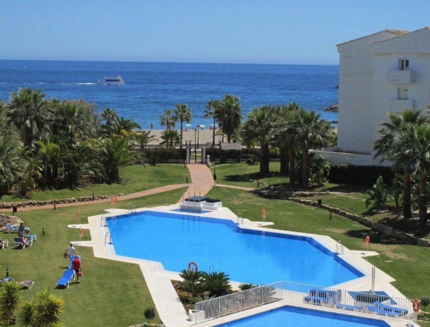 Swimming pool of Apartment for sale in Marbella  with Air Conditioner, Furnished and Oven