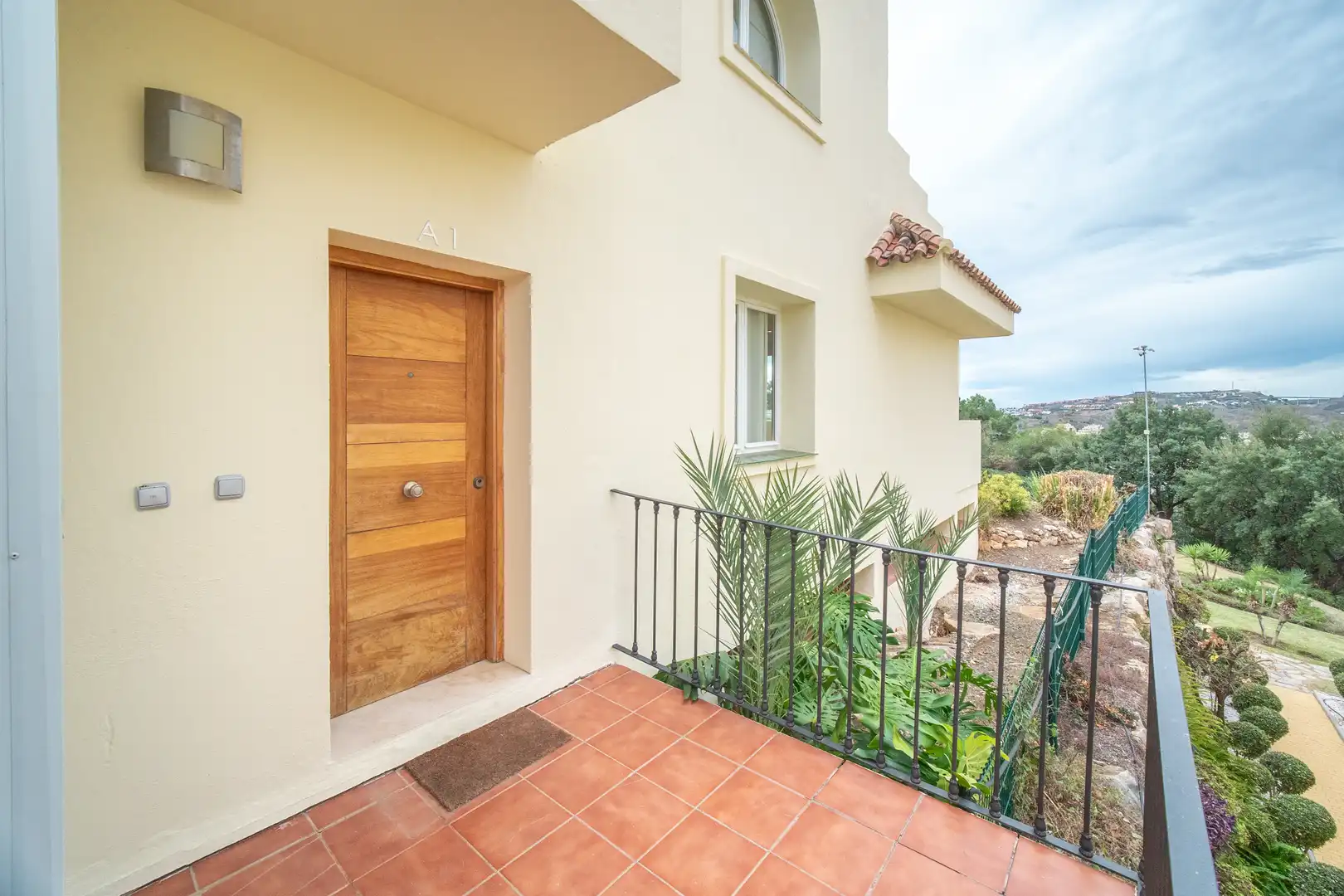 Wohnung zur Miete in Benahavís mit Klimaanlage, Privatgarten und Terrasse