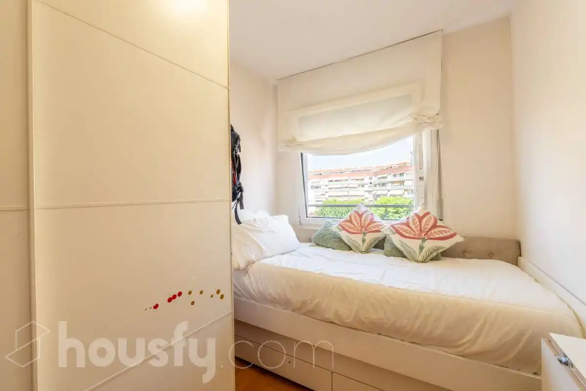 Dormitori de Pis en venda en Sant Joan Despí amb Aire condicionat, Calefacció i Parquet