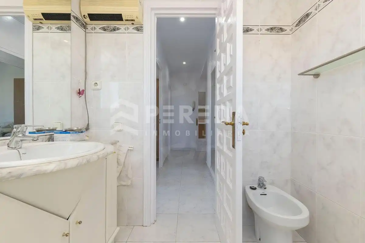 Badezimmer von Dachboden zum Verkauf in Roquetas de Mar mit Klimaanlage, Privatgarten und Möbliert
