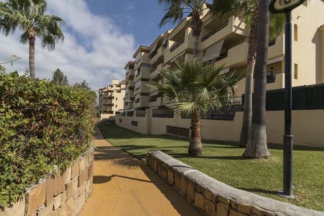 Piso en Venta en Estepona - Estepona,Selwo,avenida parque selwo en La Concha - Resina Golf