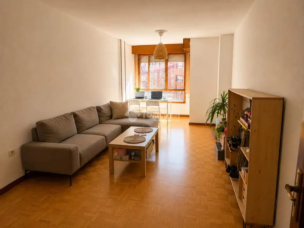 Sala d'estar de Pis en venda en León Capital  amb Calefacció, Parquet i Terrassa